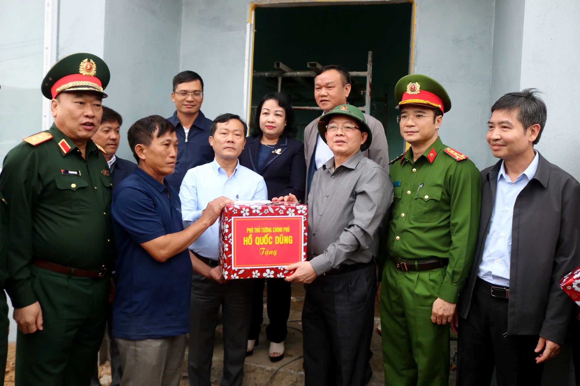 Phó Thủ tướng Hồ Quốc Dũng thăm các gia đình bị ảnh hưởng mưa lũ tại xã Hòa Thịnh